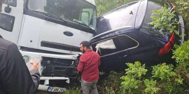 Bursa'da kamyonun çarptığı cipteki anne ile oğlu öldü