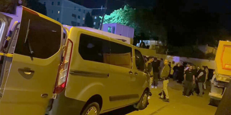 Önce eşini vurdu ardından da intihar etti