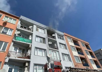 Çanakkale'de 4 katlı apartmanda yangın