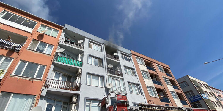 Çanakkale'de 4 katlı apartmanda yangın