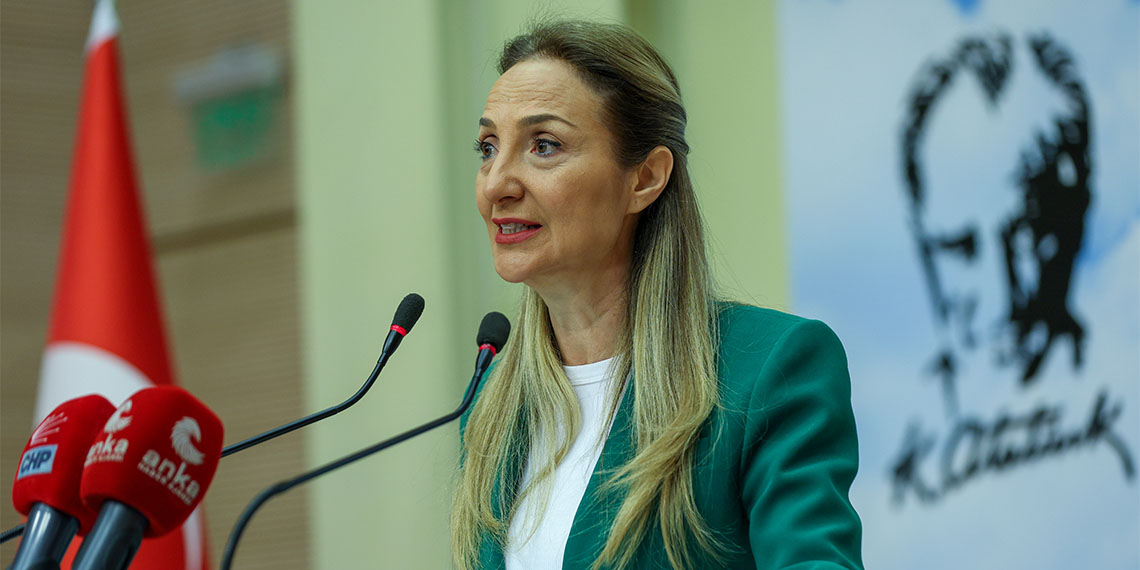 CHP Genel Başkan Yardımcısı ve Kadın Kolları Genel Başkanı Aylin Nazlıaka, "Eşit bir Türkiye inşa edeceğiz. Sosyal yardımları adil, şeffaf, hesap verebilirlik ilkesine uygun olarak sağlayacağız. Yoksullukla samimi olarak mücadele edecek ve sosyal destekleri bir lütuf olarak değil, sosyal devlet olmanın bir gerekliliği olarak sunacağız" dedi.