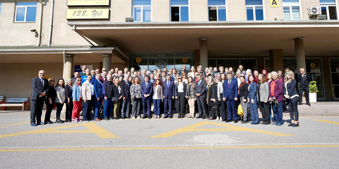 Cumhurbaşkanı Yardımcısı Cevdet Yılmaz, Milli Eğitim Bakanı Yusuf Tekin, İçişleri Bakanı Ali Yerlikaya ve Adalet Bakanı Yılmaz Tunç ile Ankara Atatürk Lisesi'ni ziyaret ederek, eğitimcilere destek verdi. Yılmaz, eğitimcilere yönelik şiddette faillere yönelik cezaları artıran yasal düzenlemenin ileriki günlerde Türkiye Büyük Millet Meclisi gündemine geleceğini söyledi.