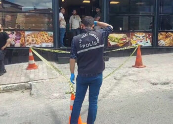 Caddede yürüyen çocuğa yorgun mermi isabet etti