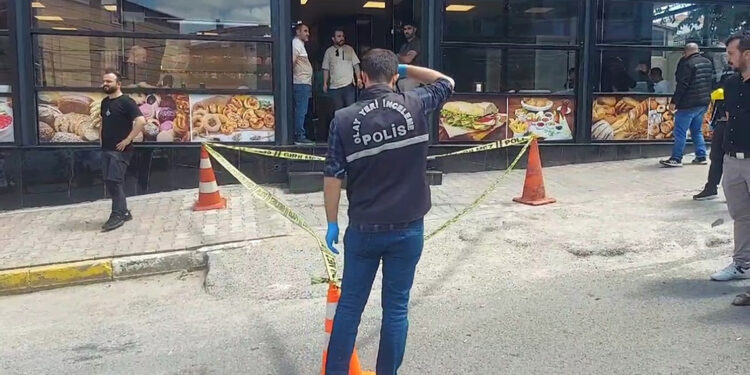 Caddede yürüyen çocuğa yorgun mermi isabet etti