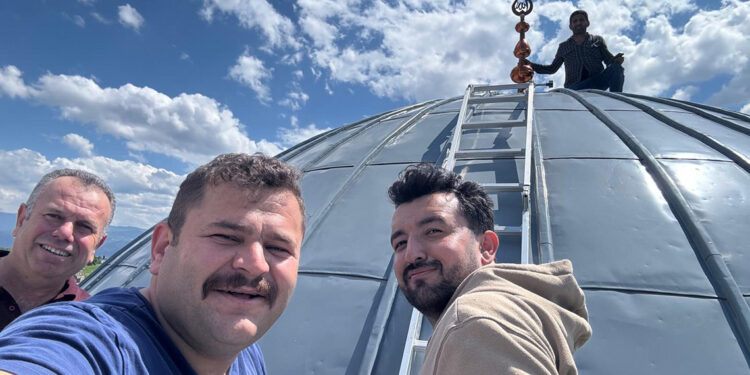 Caminin kubbesine çıkıp leyleklere yuva kurdular