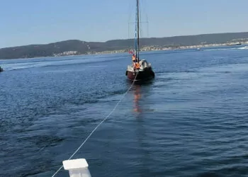 Çanakkale boğazı'nda sürüklenen yelkenli tekne kurtarıldı