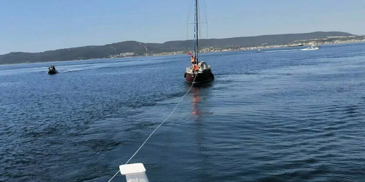 Çanakkale boğazı'nda sürüklenen yelkenli tekne kurtarıldı