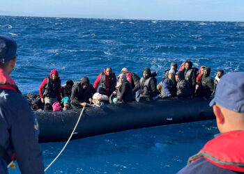 Çanakkale'de Yunanistan'ın geri ittiği 35 göçmen kurtarıldı