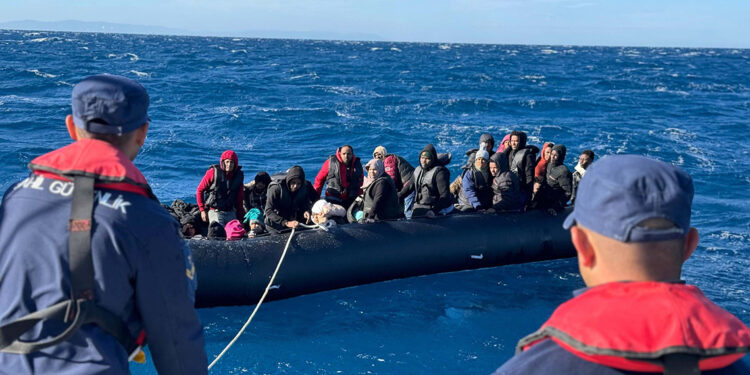 Çanakkale'de Yunanistan'ın geri ittiği 35 göçmen kurtarıldı