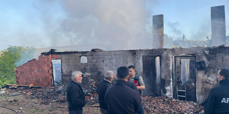 Çankırı'da ev yangını; anne ve kızı hayatını kaybetti
