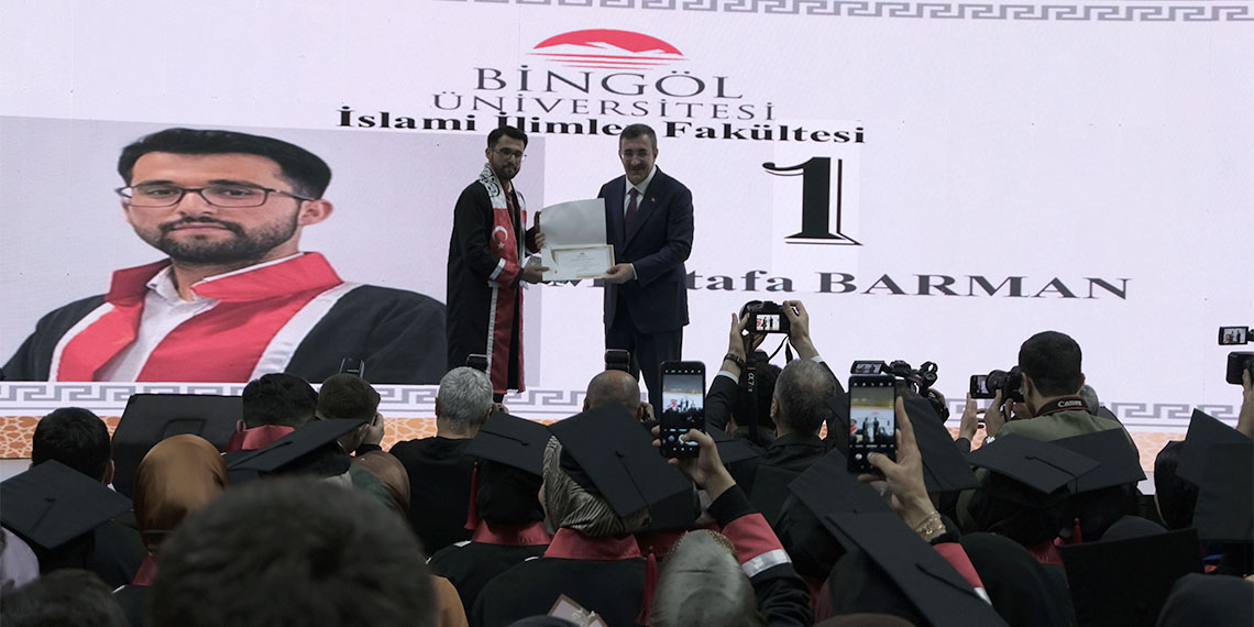 Bingöl Üniversitesi’nin 2023-2024 Akademik Mezuniyet Töreninde konuşan Cumhurbaşkanı Yardımcısı Cevdet Yılmaz, üniversite öğrencisi sayısının 8 milyonu aştığını söyledi.