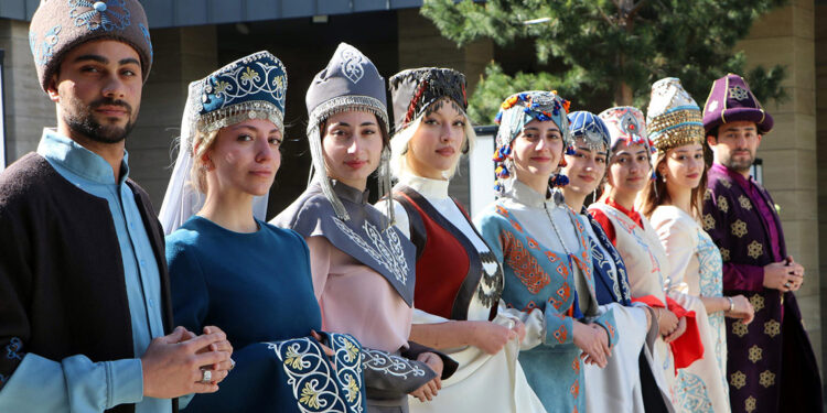 Çifte Minareli Medrese'nin motiflerini kıyafetlere işlediler