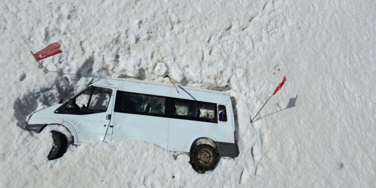 Çığ altında kalan minibüs, 5 ay sonra ortaya çıktı