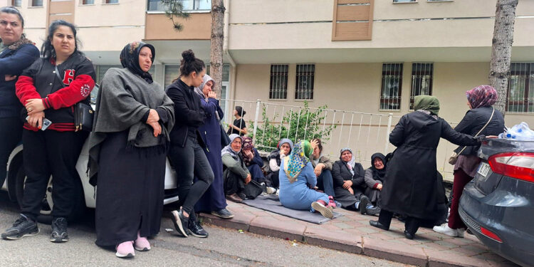 Cinnet geçiren komiser yardımcısı eşi ve 2 çocuğunu öldürdü