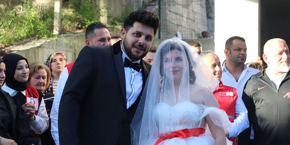 Depremde küs olduğu nişanlısını 5 gün enkaz başında beklemişti, evlendi