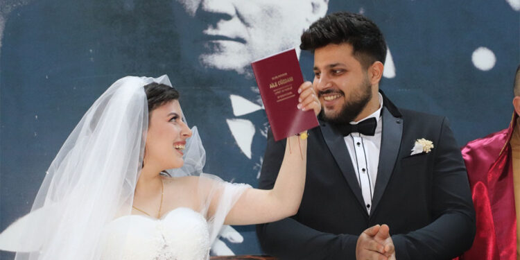 Depremde küs olduğu nişanlısını 5 gün enkaz başında beklemişti, evlendi