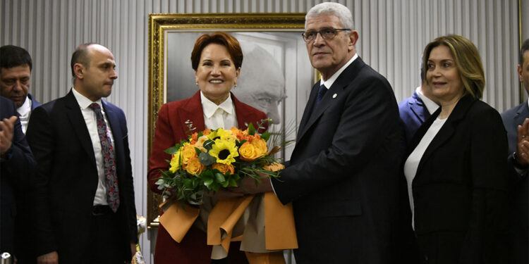 Müsavat Dervişoğlu Meral Akşener'den görevi devraldı