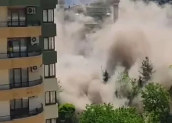 Diyarbakır'da deprem sonrası hasar alan bina yıkım sırasında çöktü
