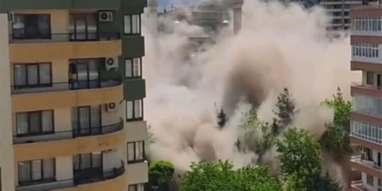 Diyarbakır'da deprem sonrası hasar alan bina yıkım sırasında çöktü