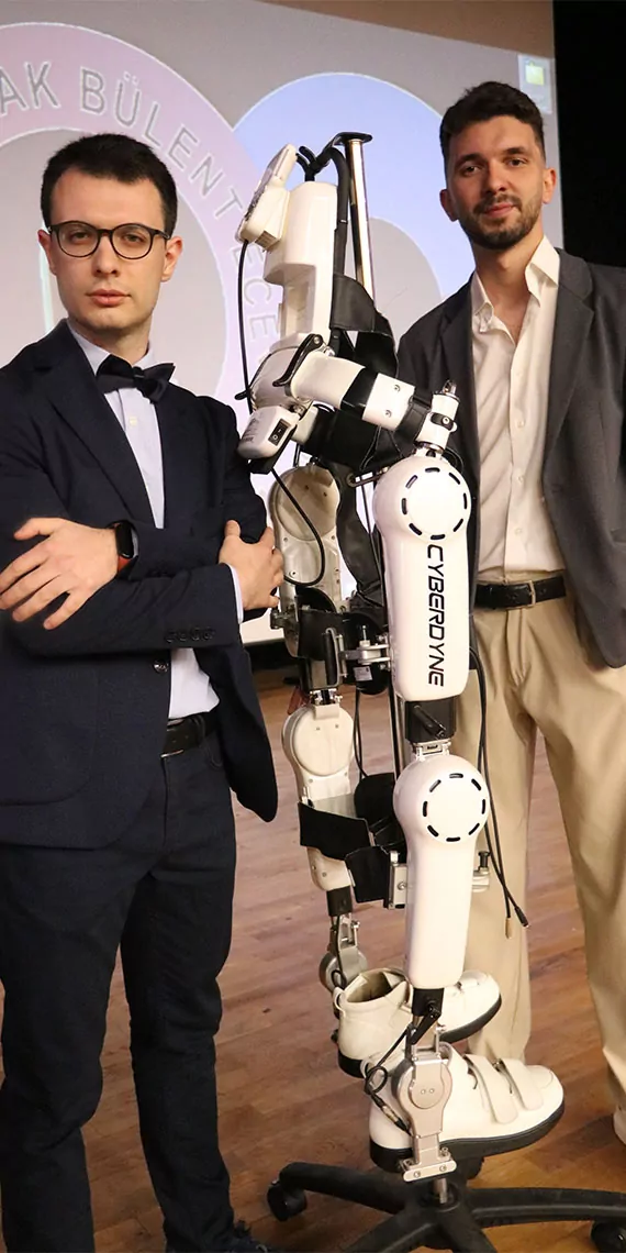 Düşünce gücüyle çalışan robot, 10’dan fazla nörolojik hastalığın ve ortopedik hastalıkların yürüme ve hareket fonksiyonlarında fayda sağlamayı amaçlıyor.