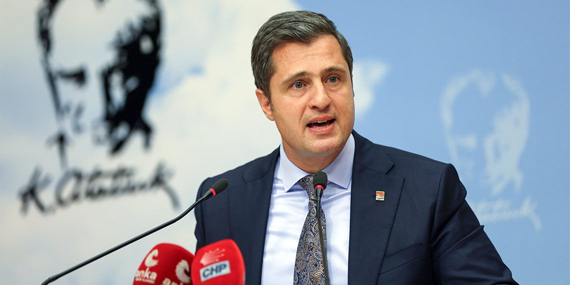 CHP Sözcüsü Deniz Yücel, "Müfredat incelemesi için bir haftalık bir süre verdiklerini, daha sonra sanki bir marifetmiş gibi bu süreyi 10 güne çıkardıklarını pişkin pişkin söyleyen Yusuf Tekin çocuklarımız ve gençlerimiz için organize bir kötülüğün başıdır" dedi.