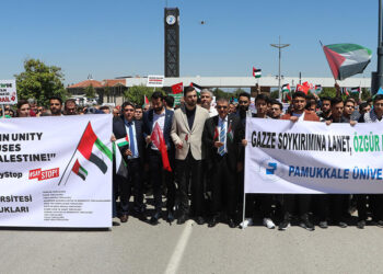 Denizli'de üniversite öğrencilerinden İsrail'e tepki yürüyüşü