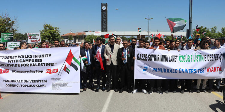 Denizli'de üniversite öğrencilerinden İsrail'e tepki yürüyüşü