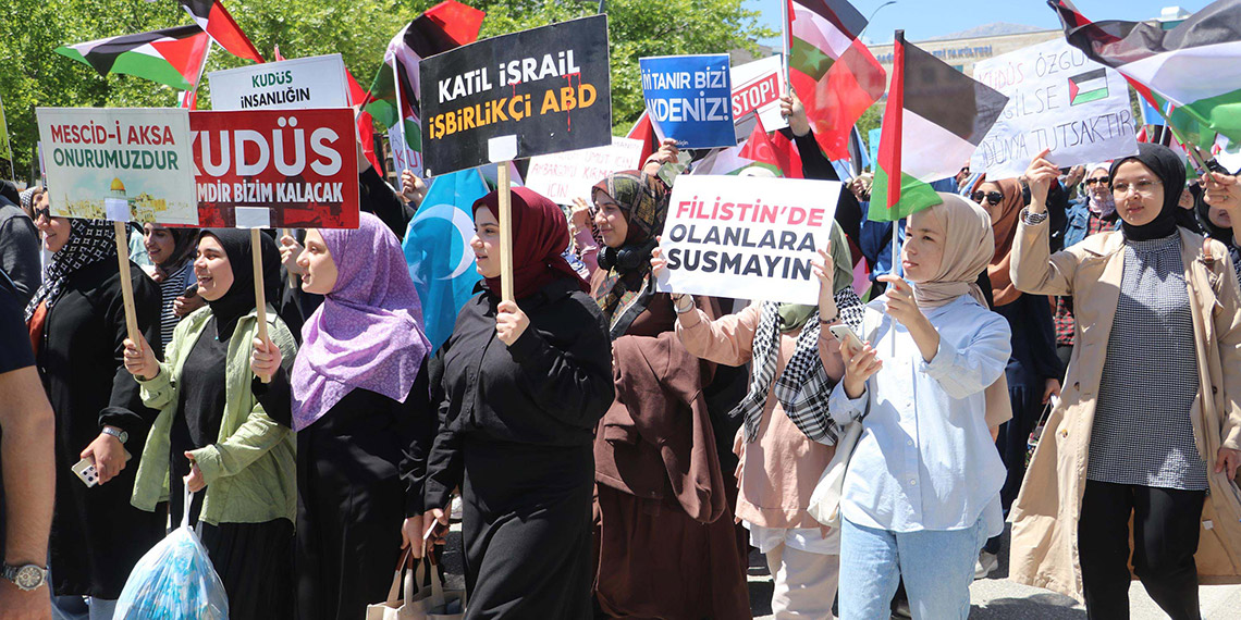 Denizli'de üniversite öğrencilerinden İsrail'e tepki yürüyüşü