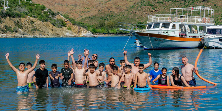 Depremzede çocuklar Datça'da denizle buluştu