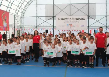 Depremzede öğrencilere yönelik ücretsiz 'btcturk spor okulları' açıldı