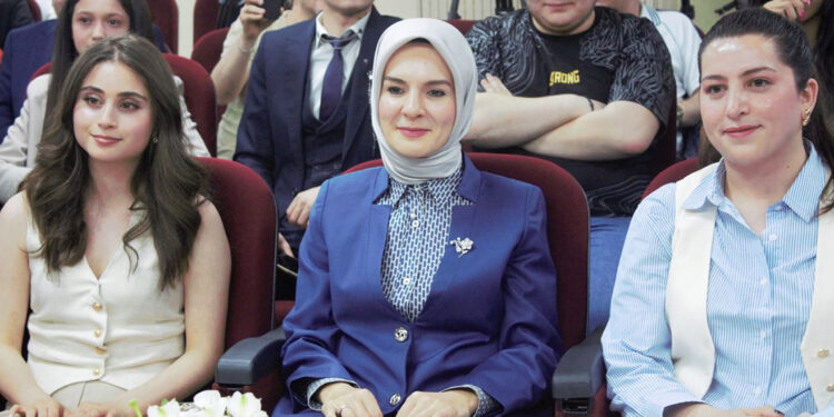 Devlet korumasında yetişen 600 genç kamuya atandı