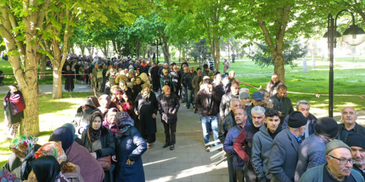 Domates fidesi dağıtımında 5 bin kişi, kuyruk oluşturdu