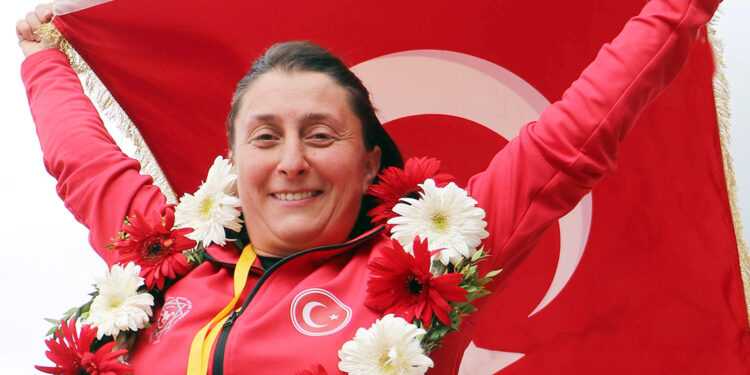 Dünya şampiyonu olan Ayşe Melek öğretmen, coşkuyla karşılandı