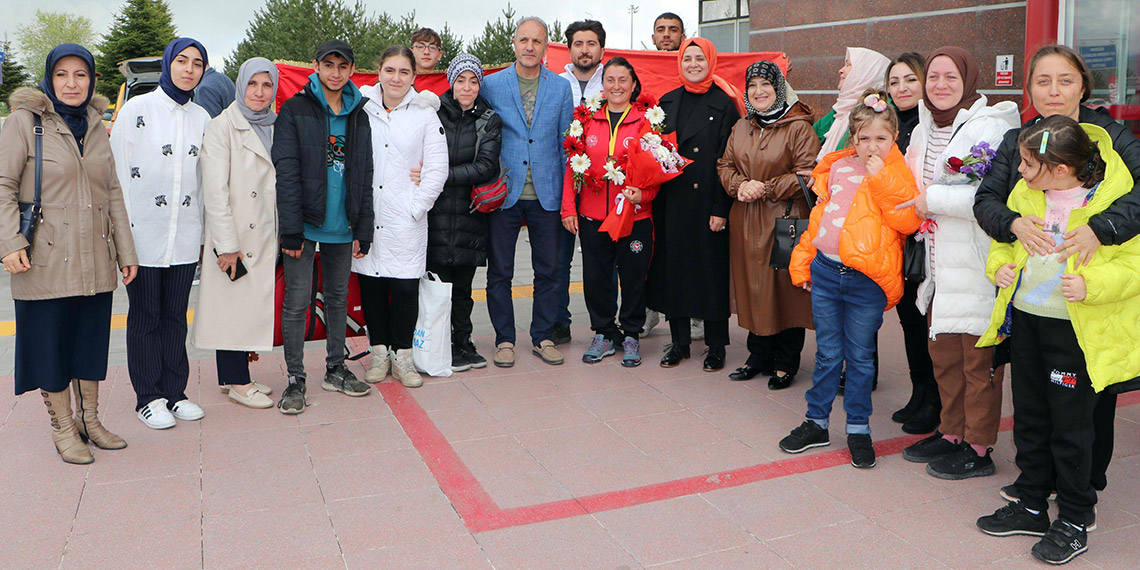 Dünya şampiyonu olan Ayşe Melek öğretmen, coşkuyla karşılandı