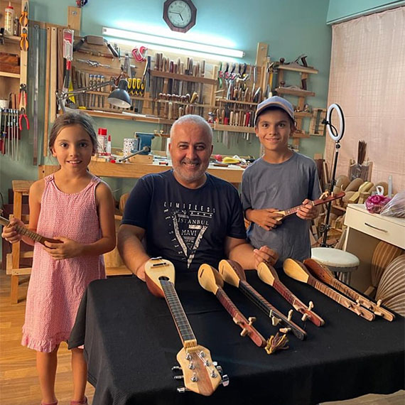 Edirne'nin Keşan ilçesindeki 15 metrekarelik atölyede Teke Yöresi'nde çalınan Yörüklere ait bir çalgı türü olan 3 telli saz, kozağaç curası, kopuz ve bağlama yapan Ahmet Uğur Parmaksız (54), bunları Amerika, İtalya, İspanya ve Almanya gibi ülkelere de pazarlıyor.