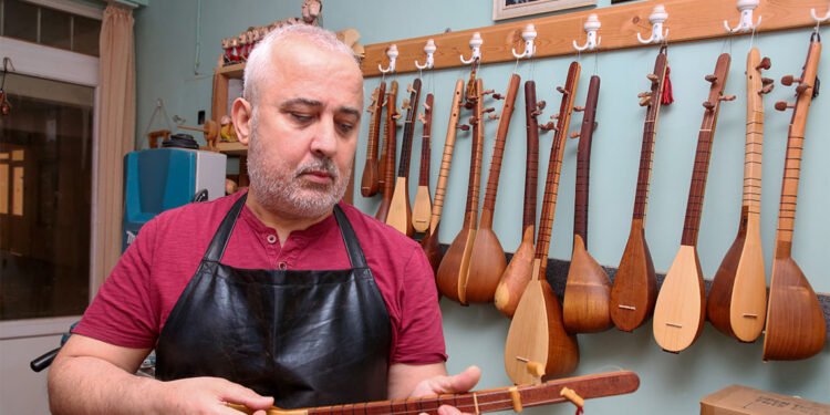 3 telli sazları dünyaya pazarlıyor