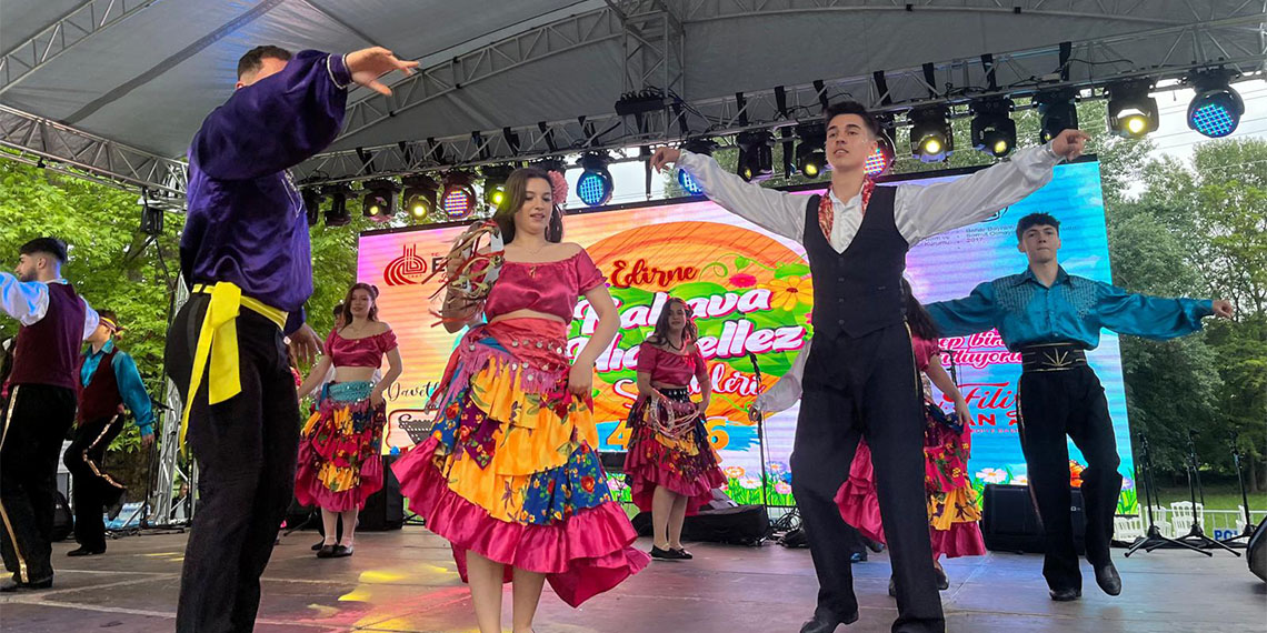 Edirne'de, UNESCO İnsanlığın Somut Olmayan Kültürel Miras Listesi'ndeki, 'baharın habercisi' olarak nitelenen Kakava ve Hıdrellez Şenlikleri, tarihi Sarayiçi yarımadasında başladı.