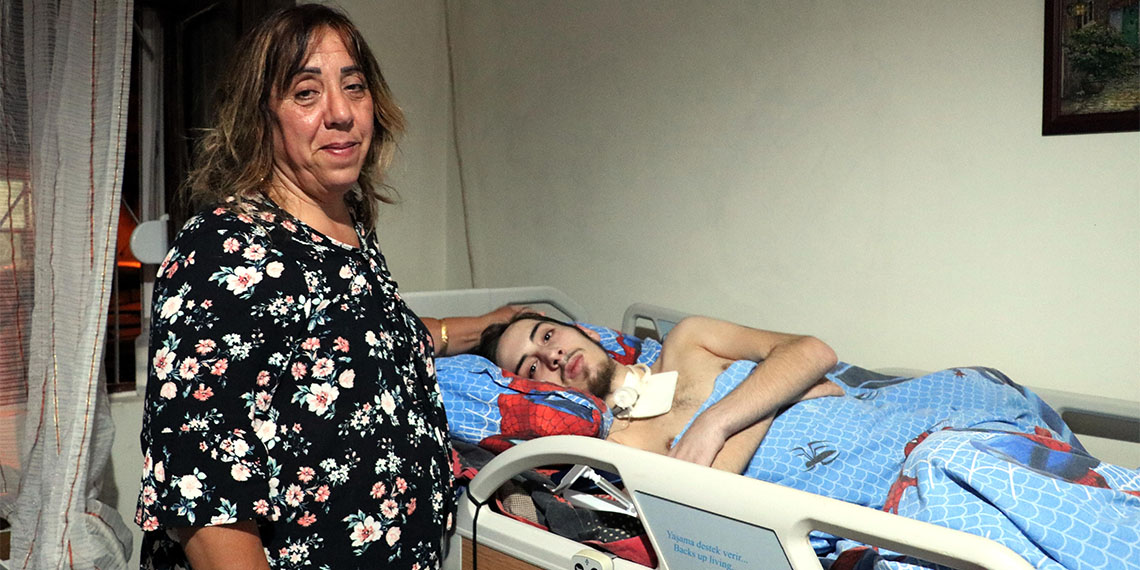 Antalya'da lise öğrencisi Efe Can Deligözoğlu (16), geçirdiği motosiklet kazasının ardından omuriliğinin zedelenmesiyle yatağa bağımlı hale geldi.