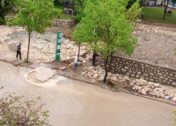 Elazığ'da sağanakta cadde ve sokaklar suyla doldu