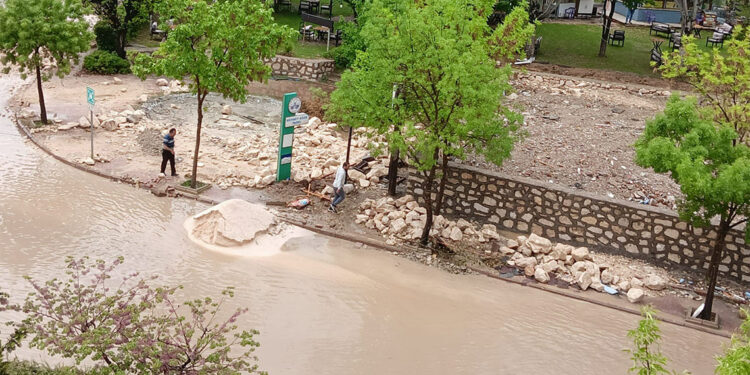 Elazığ'da sağanakta cadde ve sokaklar suyla doldu