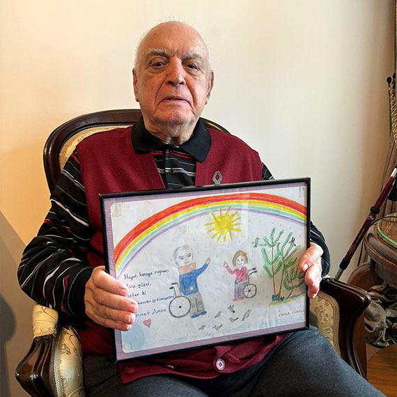 Ankara Üniversitesi Cebeci Hastanesi'nde 5,5 yıllık bekleyişin ardından kalp nakli olan ve 1 gün sonra hayatını kaybeden Esila'nın çizdiği resim Ahmet Amca'yı hayata bağlamış.