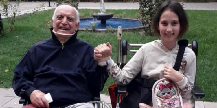 Esila'nın çizdiği resim Ahmet Amca'yı hayata bağlamış