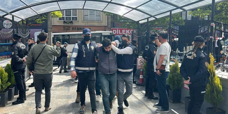 1 mayıs tutuklamalarına tepki sırasında slogan atan 5 kişiye gözaltı