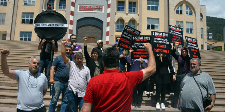 Ebrar Sitesi'nde ölenlerin yakınları adliyeye siyah çelenk bıraktı