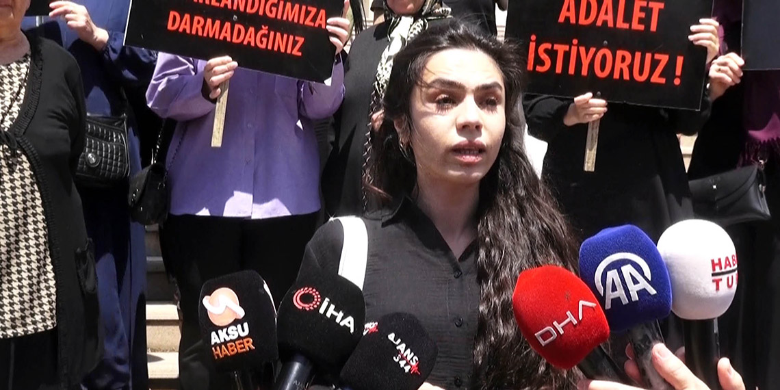 Ebrar Sitesi'nde ölenlerin yakınları adliyeye siyah çelenk bıraktı