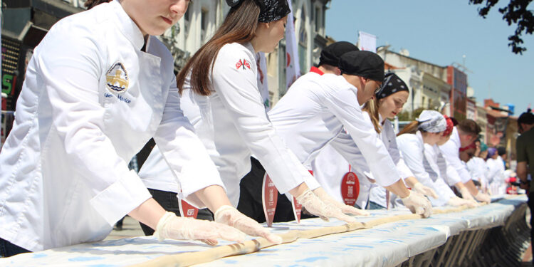 Edirne'de 22 metre uzunluğunda badem ezmesi yapıldı