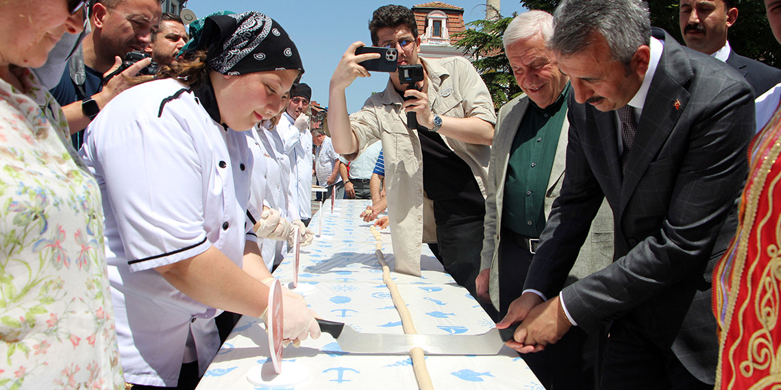 Edirne'de 22 metre uzunluğunda badem ezmesi yapıldı