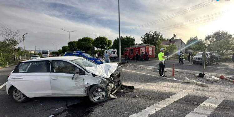 Elazığ'da iki otomobil çarpıştı: 7 yaralı