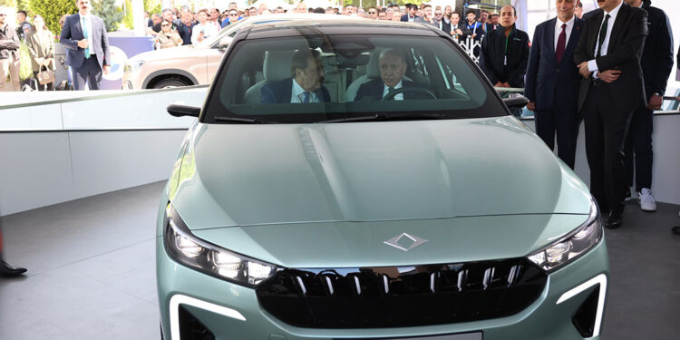 Erdoğan, Togg'un yeni modeli T10F'yi inceledi