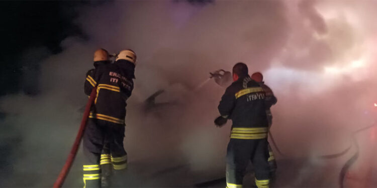 Erzincan'da bariyerlere çarpan otomobil alev aldı